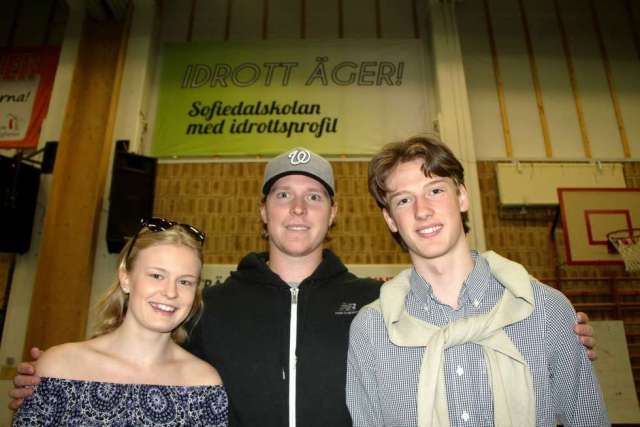 Nicklas Bäckström with scholarship recipients Fredrik Wieser and Amanda Wärjö. Photo Credit: Erik Illerhag, gd.se. 