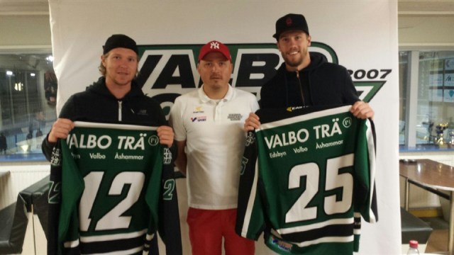 Nicklas Bäckström and Jakob Markström made a visit to Valbo HC's hockey school on August 14. Photo Credit: Valbo HC 